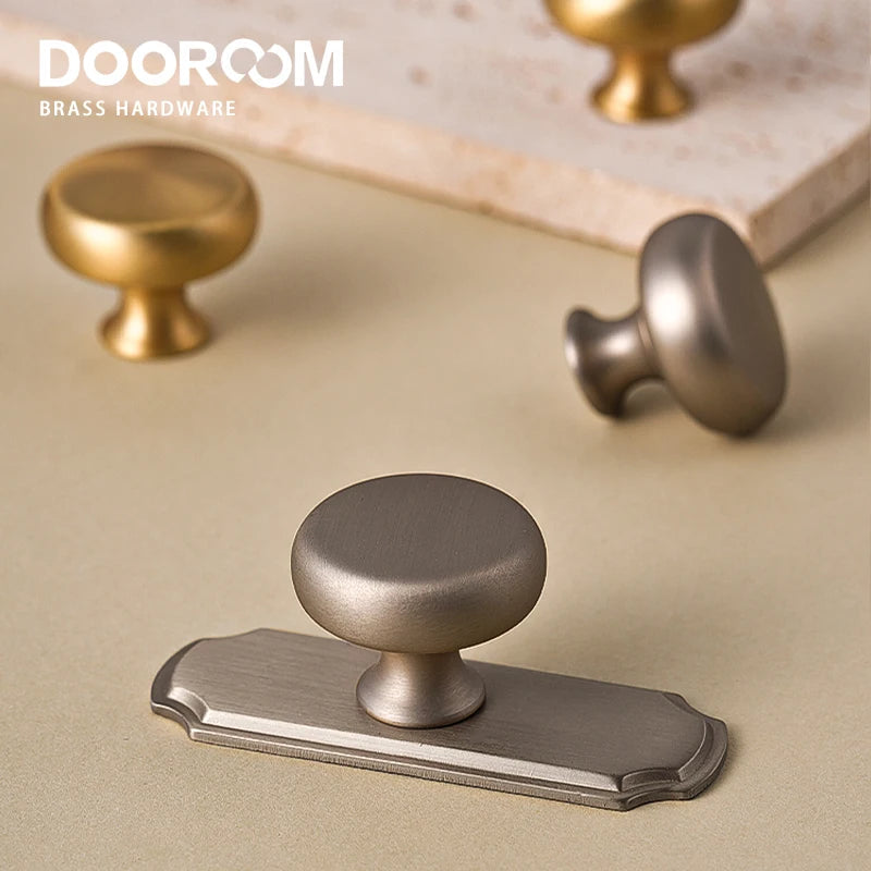 Dooroom Retro Brass Handles Pulls with Base Home Cupboard Wardrobe Dresser Shoe Box Drawer Cabinet Knob Kitchen Storage Gabinete DOOROOM